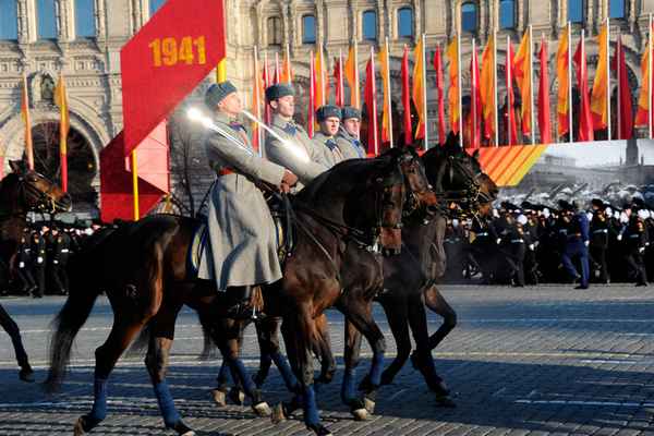 
    Историческая игра-викторина "В парадном строю", посвященная 68-й годовщине Парада 7 ноября 1941 года на Красной площади

      